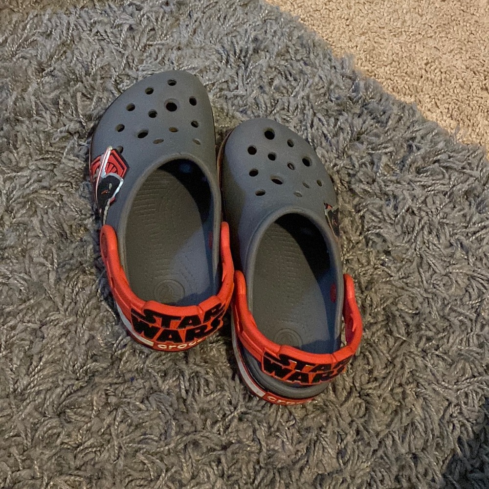 boys size 10-11 star wars crocs